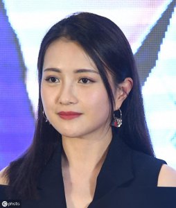 ​她和老公都姓包，圆圆的脸还像包子脸，其实是模范夫妻