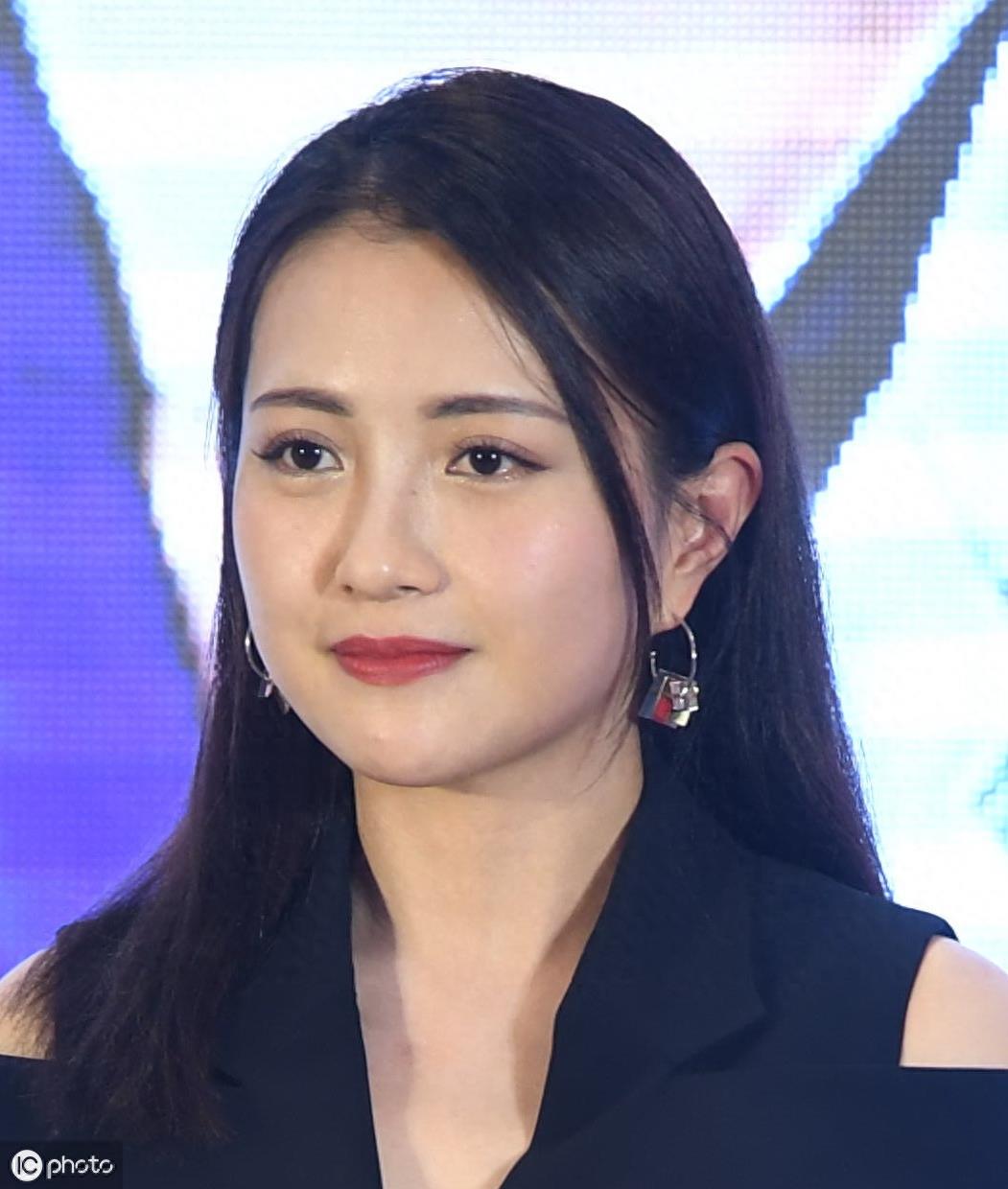 她和老公都姓包，圆圆的脸还像包子脸，其实是模范夫妻