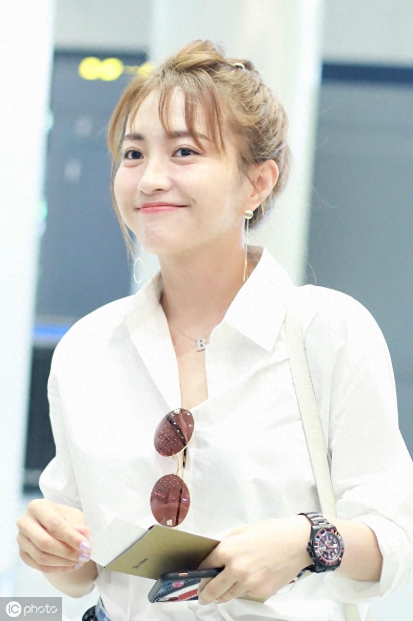 她和老公都姓包，圆圆的脸还像包子脸，其实是模范夫妻