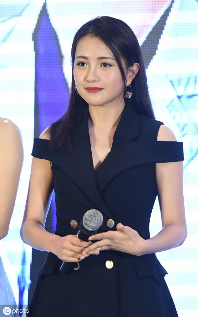 她和老公都姓包，圆圆的脸还像包子脸，其实是模范夫妻