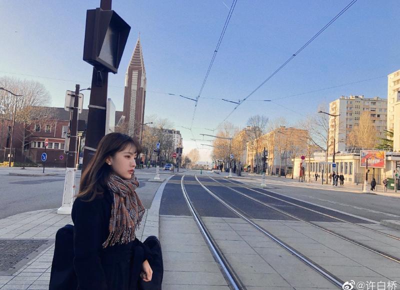 男子遛弯偶遇前女友(男生街头跨年偶遇前女友)