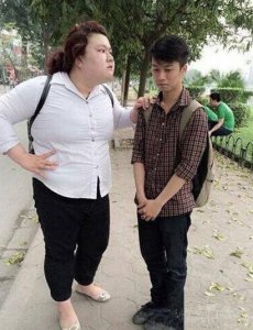 ​我的女同桌要我做她男朋友，我能不答应她吗？