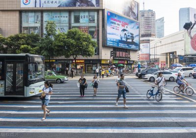 ​成都这条酒吧街，白天小众拍摄地，晚上热闹非凡，不输小酒馆