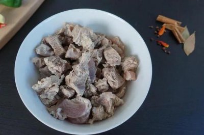 ​肉类焯水，用凉水还是热水？教你正确做法，肉质鲜嫩没腥味