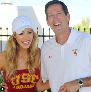 ​“岳父”离开火箭，球迷心痛不已！霍纳塞克之女到底多好看