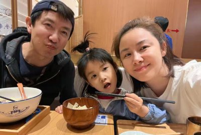 ​梅婷前夫曝全家福，妻子李呈媛身患重病做手术，鼻子插管惹人担忧