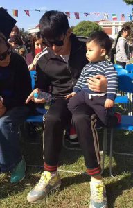 ​陆毅疑似生三胎儿子，这颜值确定不是开了挂？