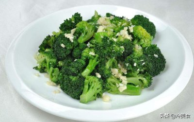 ​炒西兰花时，直接炒就错了，别忘了焯水，这样才能炒出美味西兰花