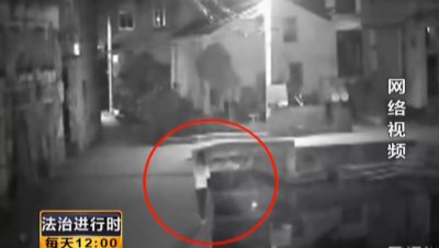 ​少女走路低头玩手机 不幸溺水身亡