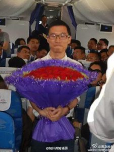 ​杭州飞青岛航班上，小伙偷偷和空姐做了一件事