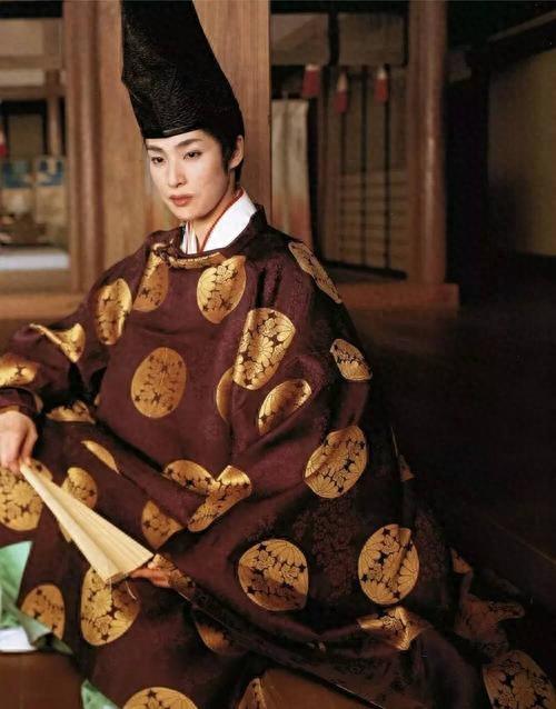 天海祐希：日本女性最想成为的人，女扮男装时，帅到不行