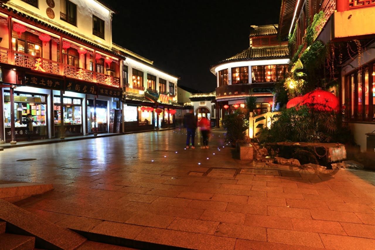 七宝老街位于上海市闵行区七宝古镇，整条街有古色古香的建筑