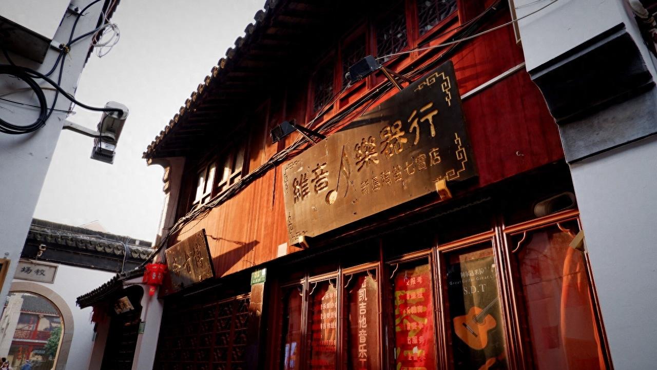 七宝老街位于上海市闵行区七宝古镇，整条街有古色古香的建筑