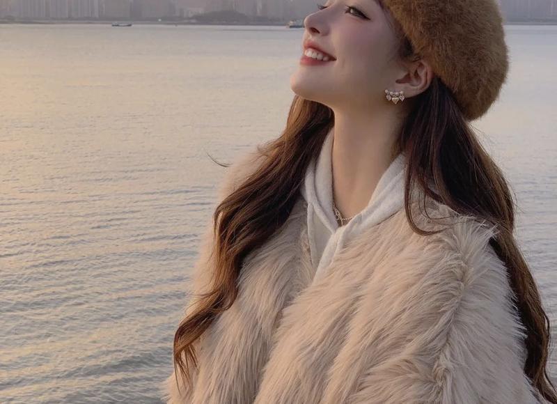 相亲女生不主动聊天，回复信息慢是什么意思