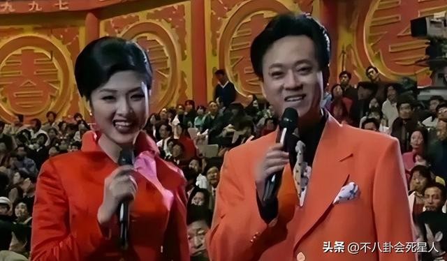 盘点李思思春晚造型（回看40年春晚门面的更迭）(36)