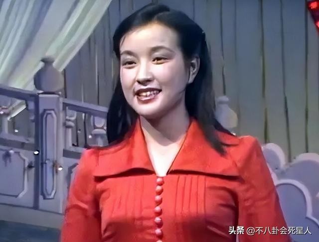 盘点李思思春晚造型（回看40年春晚门面的更迭）(21)