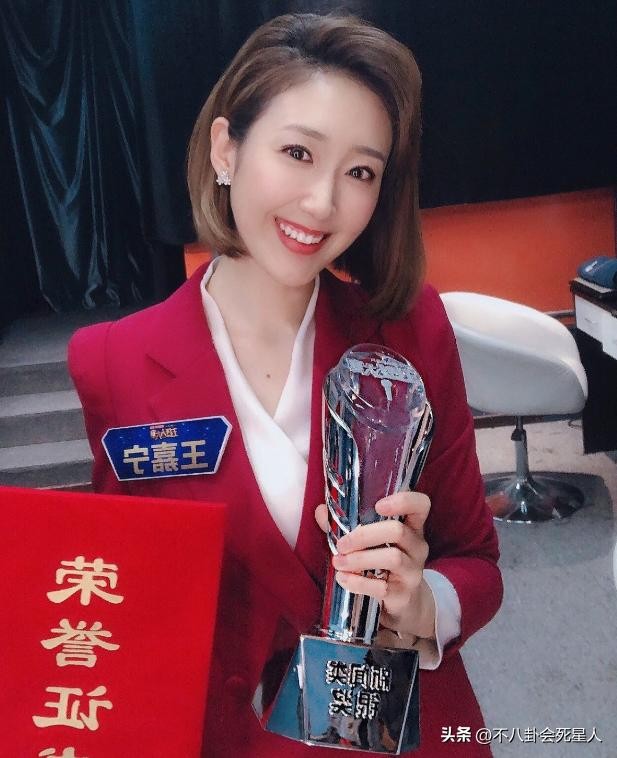 盘点李思思春晚造型（回看40年春晚门面的更迭）(13)