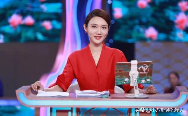 盘点李思思春晚造型（回看40年春晚门面的更迭）(4)