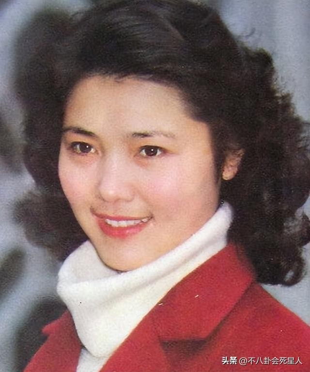 盘点李思思春晚造型（回看40年春晚门面的更迭）(26)