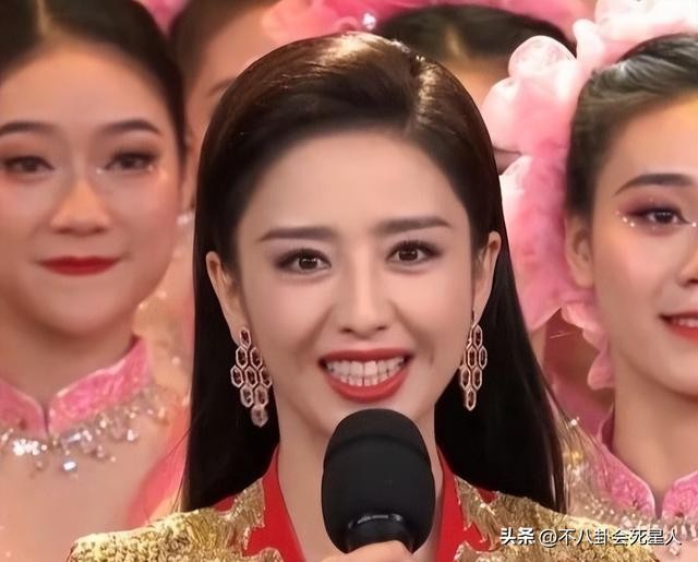 盘点李思思春晚造型（回看40年春晚门面的更迭）(52)