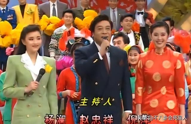 盘点李思思春晚造型（回看40年春晚门面的更迭）(33)