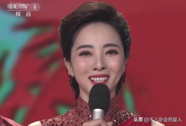 盘点李思思春晚造型（回看40年春晚门面的更迭）(50)