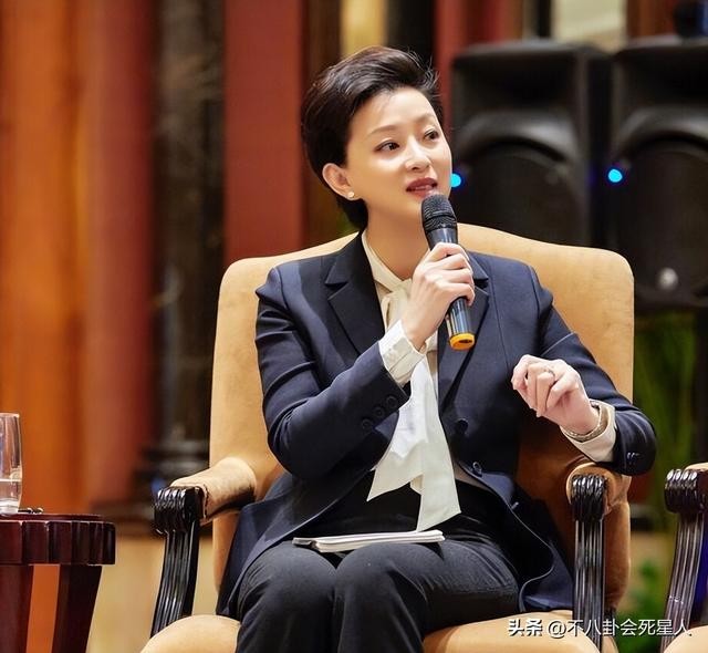 盘点李思思春晚造型（回看40年春晚门面的更迭）(34)