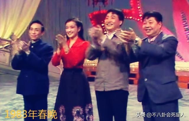 盘点李思思春晚造型（回看40年春晚门面的更迭）(19)