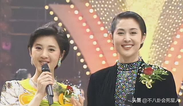 盘点李思思春晚造型（回看40年春晚门面的更迭）(31)