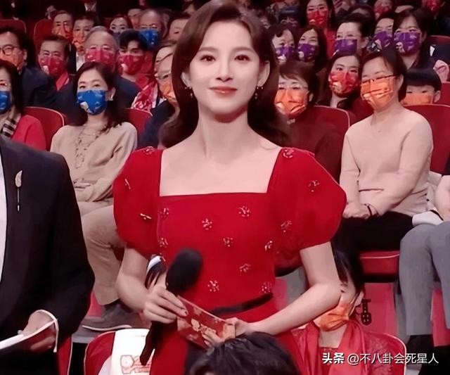 盘点李思思春晚造型（回看40年春晚门面的更迭）(7)