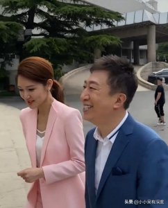 ​陈伟鸿老婆朱莉的简介（央视主持人陈伟鸿，他今年55岁了，老婆大人长相优雅端