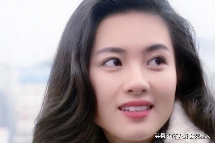 王斑曹颖婚纱照，曹颖的丈夫王斑(曹颖老公王斑近照)