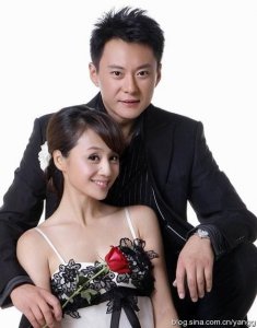 ​王斑曹颖婚纱照，曹颖的丈夫王斑(曹颖老公王斑近照)