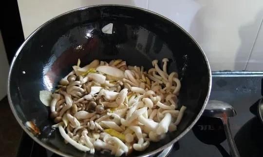 菌汤用什么材料怎么做，求菌汤调料包及菌汤制作方法？不在乎放什么在乎怎么好吃？图4