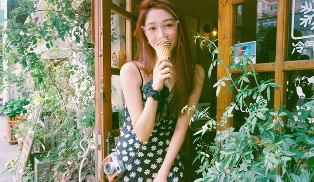 关晓彤的素颜照遭疯传（关晓彤晒生日写真秀身材）(10)