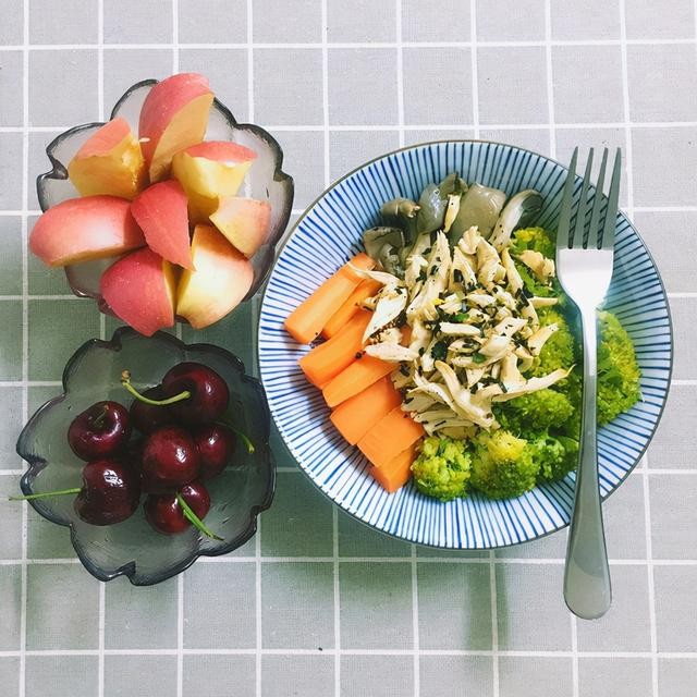 关晓彤的素颜照遭疯传（关晓彤晒生日写真秀身材）(6)