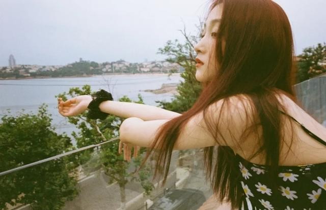 关晓彤的素颜照遭疯传（关晓彤晒生日写真秀身材）(3)