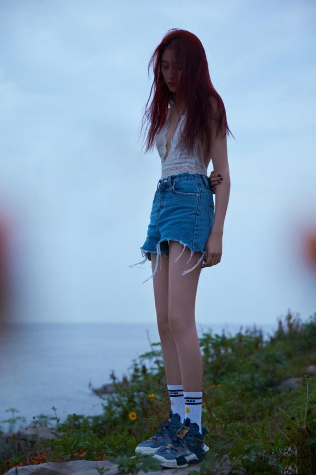 关晓彤的素颜照遭疯传（关晓彤晒生日写真秀身材）(1)