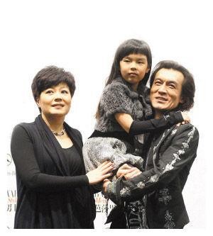 李咏的老婆哈文照片