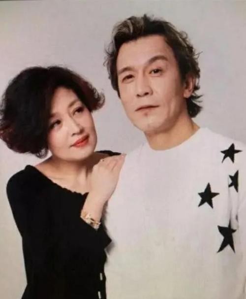 李咏的老婆哈文照片