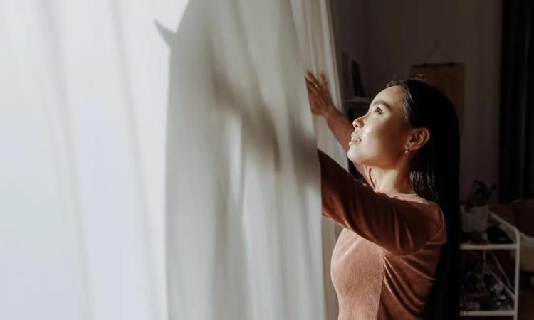 夏天睡觉吹空调好 晚上睡觉开窗户行吗