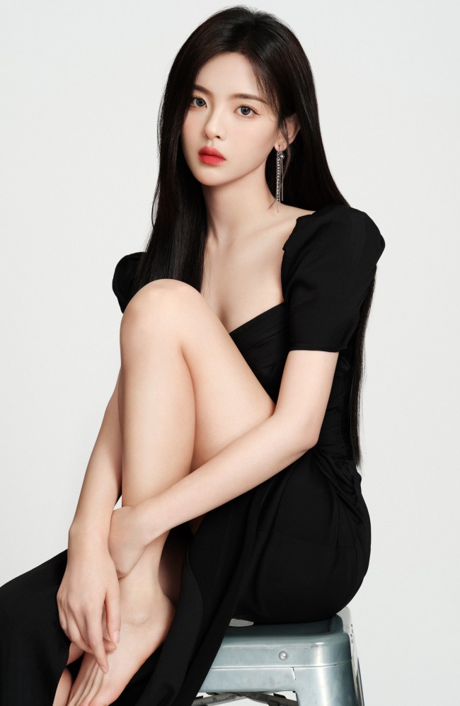 杨超越穿黑裙露美腿 黑发红唇太撩人