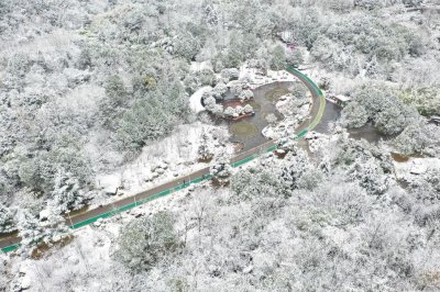 ​航拍贵阳观山湖公园雪后美如画