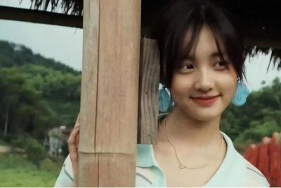 ​黄多多乡下田里拍照！穿短裙露出一截长腿