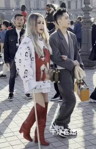 ​萧亚轩拄拐杖现身巴黎时装周，浓妆造型脸部僵硬受质疑，网友：已经很努力了