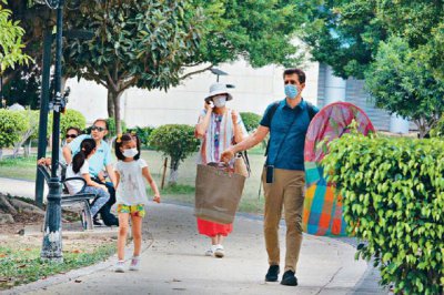 ​梁咏琪老公个人资料(梁咏琪一家三口游园)