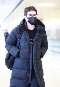 ​冯绍峰现身机场身形消瘦憔悴（冯绍峰近照）