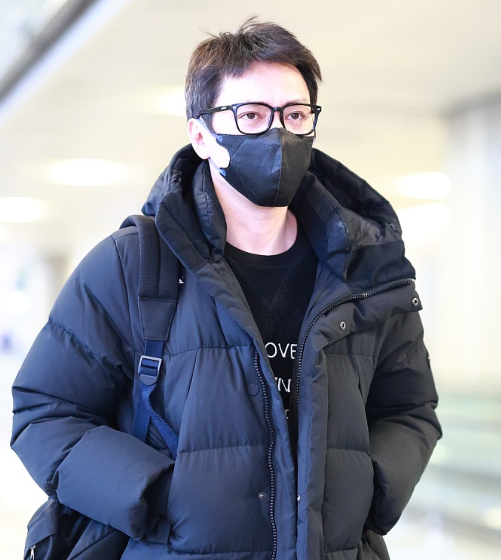 冯绍峰现身机场身形消瘦憔悴（冯绍峰近照）