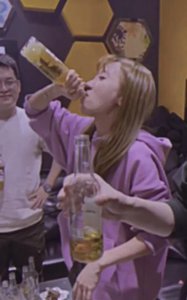 ​张丹峰前经纪人毕滢庆生!撸袖子对瓶吹酒量惊人,男友人直言怕了