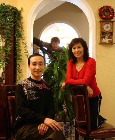 60岁巩汉林全家近照流出 超美儿媳妇很抢眼